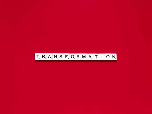 Quels sont les conseils de style pour adapter une tenue de jour pour une sortie chic en soirée ?